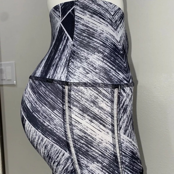 Lululemon Mesh Leggings Size 4 - Picture 2 of 6